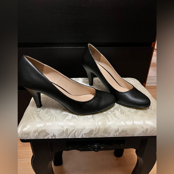 Black Matte Pumps - Picture 4 of 6